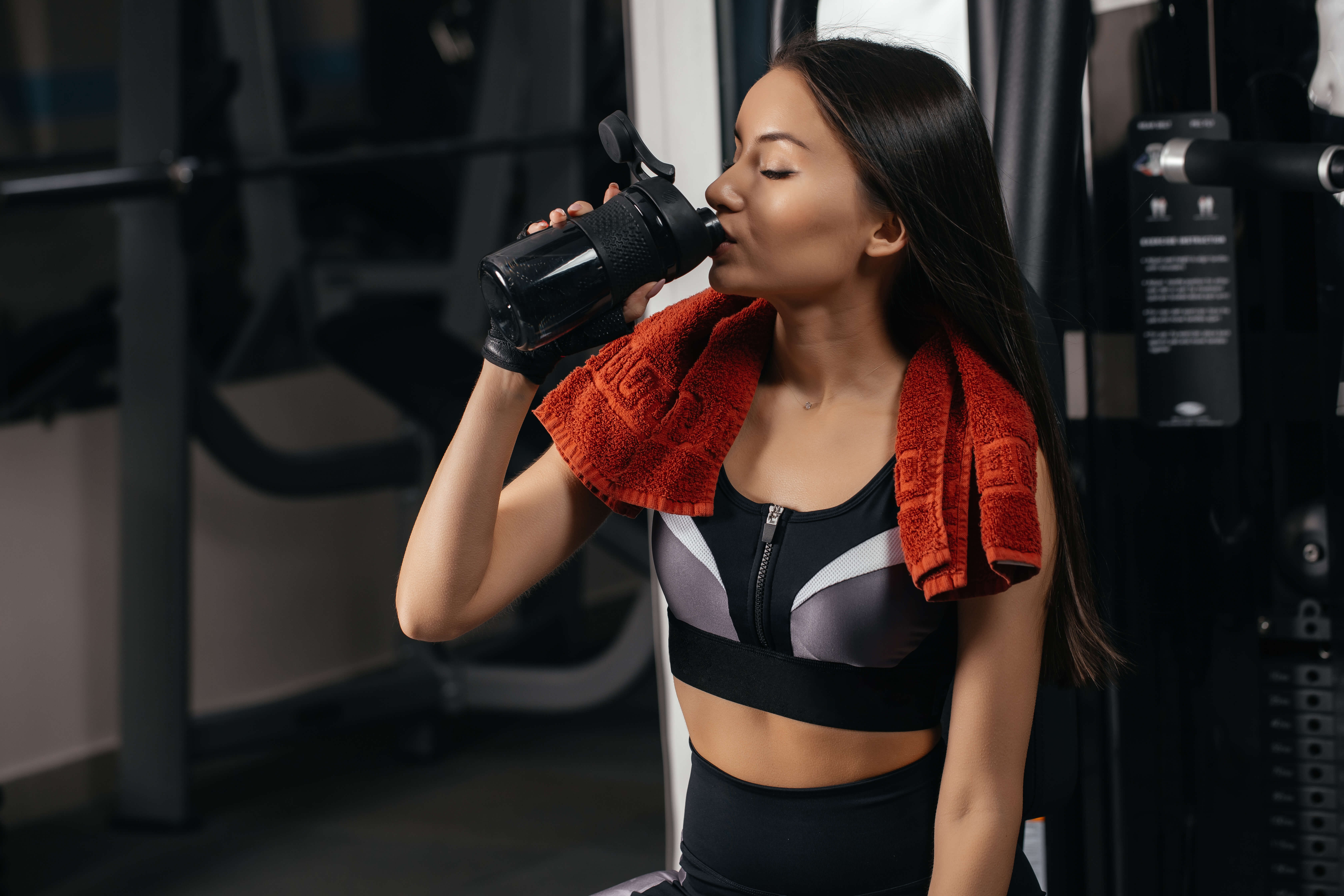 kobieta z szejkerem - kreatyna 