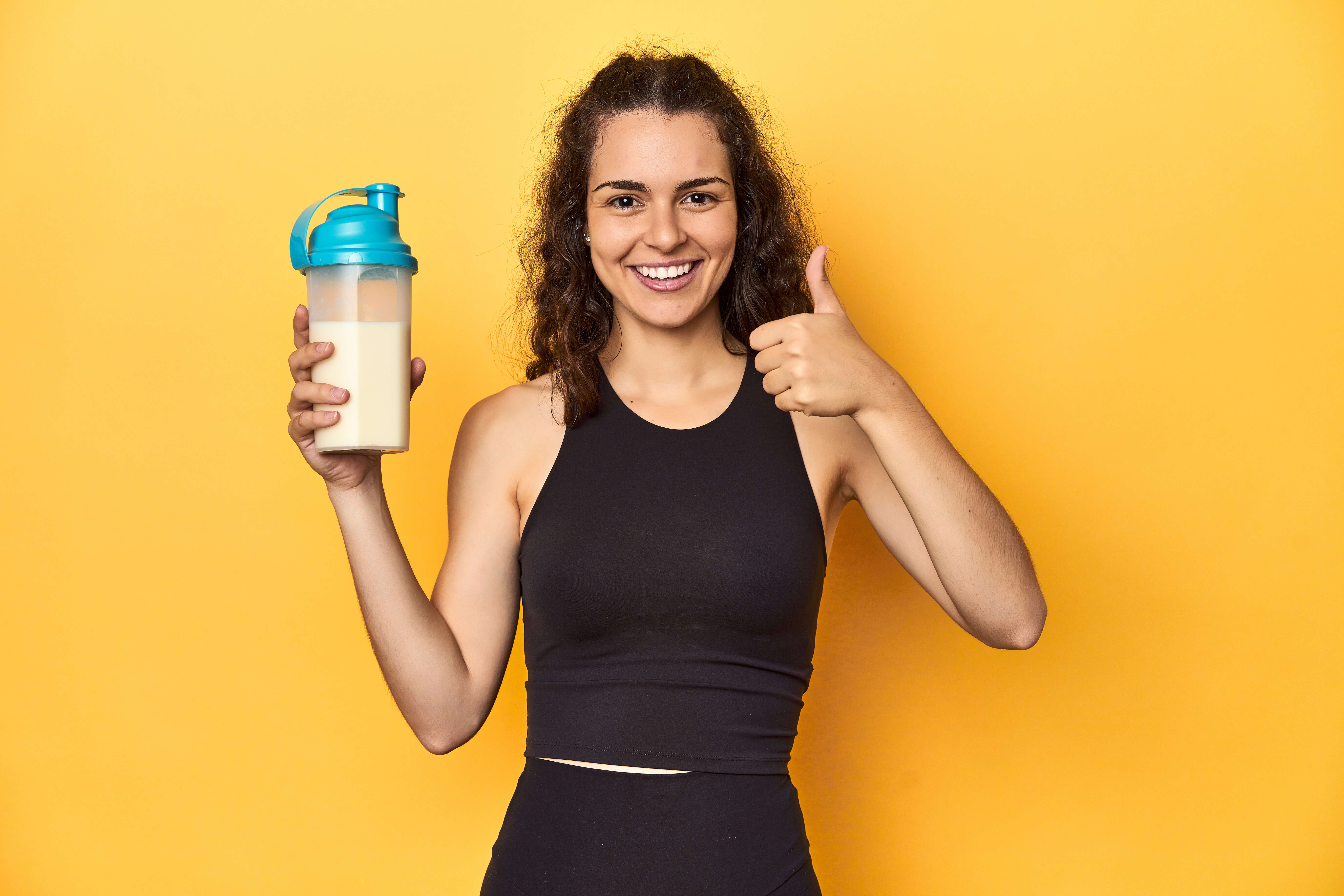 kobieta z odżywką białkową