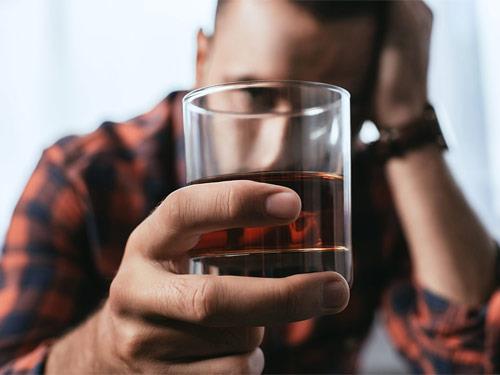 Czy alkohol wpływa na skuteczność ashwagandhy?